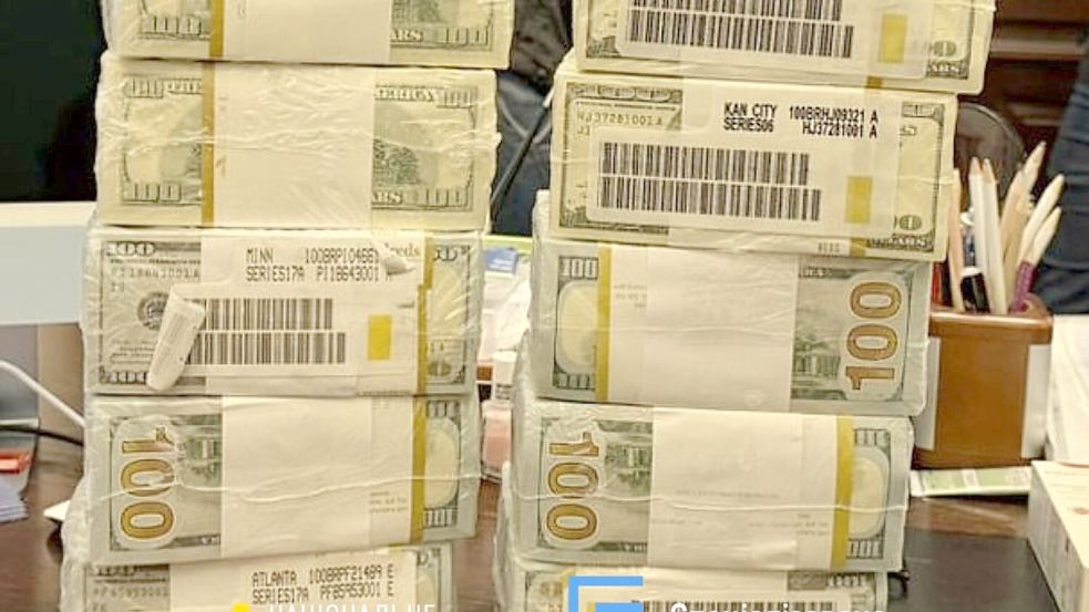 Druckfrische originalverpackte Dollar-Bündel werden in der Ukraine für Schmiergeldzahlungen verwendet. Foto: -/Nationales Antikorruptionsbüro