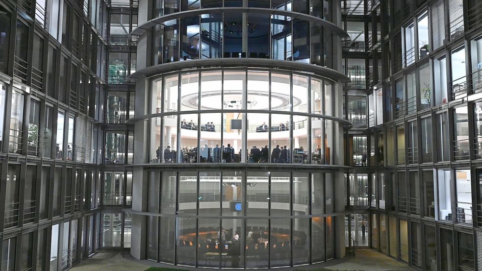 Der Ausschuss tagte bis zum Morgen. Foto: Elisa Schu/dpa