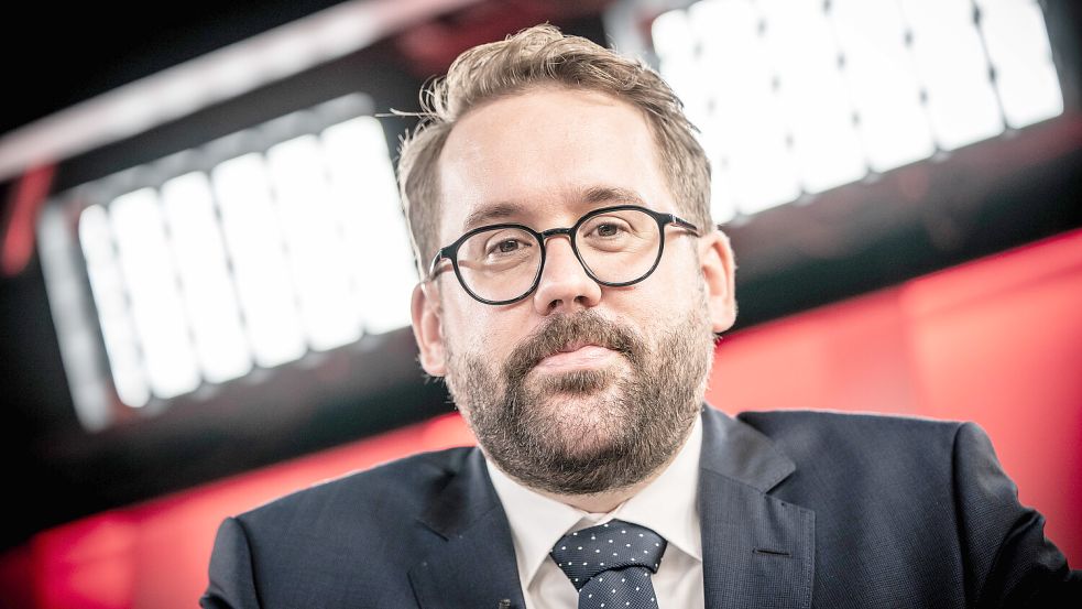 Der Auricher Paul Ronzheimer wurde für seinen Podcast „Ronzheimer“ mit einem Bambi in der Kategorie „Kultur“ ausgezeichnet. Foto: Michael Kappeler/dpa