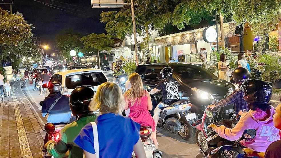 Wegen des Massentourismus sind auf Bali häufig die Straßen völlig verstopft. Foto: Carola Frentzen/dpa