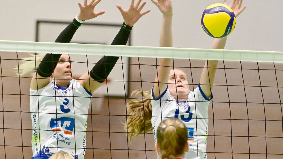 Die Volleyballerinnen des VC Osnabrück (in Weiß) wollen sich im Heimspiel gegen Energie Cottbus für den zweiten Sieg in der 2. Liga strecken. Foto: Helmut Kemme