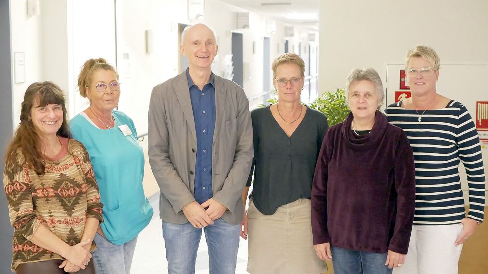Das Team der Psychiatrischen Institutsambulanz in Norden rund um Oberarzt Dr. Arne-Dietrich Esse (3. von links) baut die ambulante psychiatrische Betreuung in der Region aus. Foto: Trägergesellschaft der Kliniken