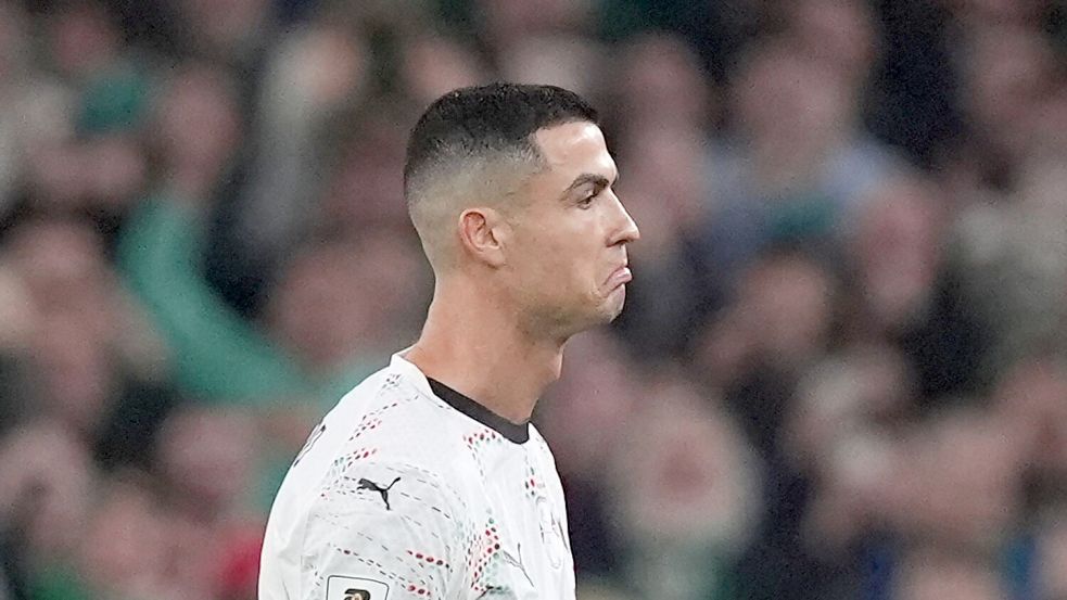 Cristiano Ronaldo verlässt den Platz nach seiner Roten Karte in Irland. Foto: Niall Carson
