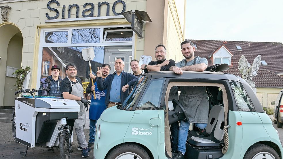 Das Team vom Imbiss Sinano rund um Chef Suat Sayan (Zweiter von rechts) freut sich, unter den Finalisten zu sein. Foto: Klaus Ortgies