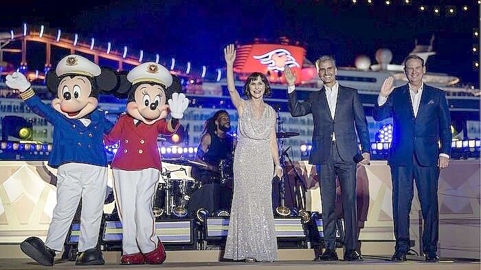 Ein Gruß an tausende Zuschauer: (von links) Micky, Minnie, die Sängerin Susan Egan sowie die Disney-Manager Josh D’Amaro und Joe Schott. Foto: 2025 Disney