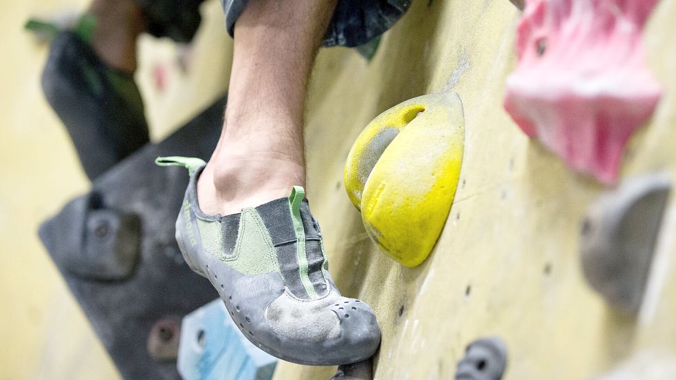 Um die steilen Bouldern-Wände zu erklimmen, braucht man Griffe und Tritte. Das sind Vorsprünge aus Kunststoff, die an die Blöcke geschraubt werden. Foto: Rolf Vennenbernd/dpa