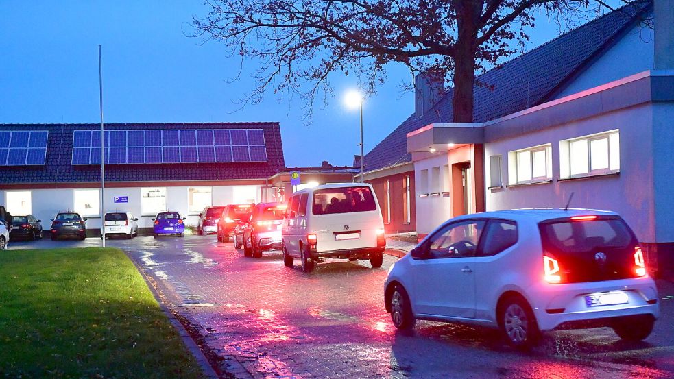 Morgens gegen halb acht herrscht an der Grundschule Loppersum viel Verkehr. Foto: Heinz Wagenaar