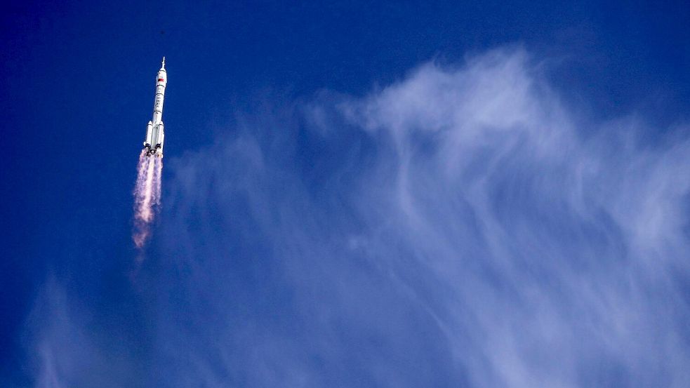 Die drei Astronauten der „Shenzhou 20“ waren im April ins All aufgebrochen. (Archivbild) Foto: Andy Wong/AP/dpa