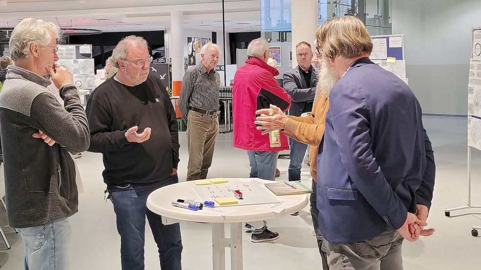 An vier Plaudertischen ging es um ÖPNV, Radverkehr, motorisierten Individualverkehr und Fußgänger. Foto: Karin Böhmer