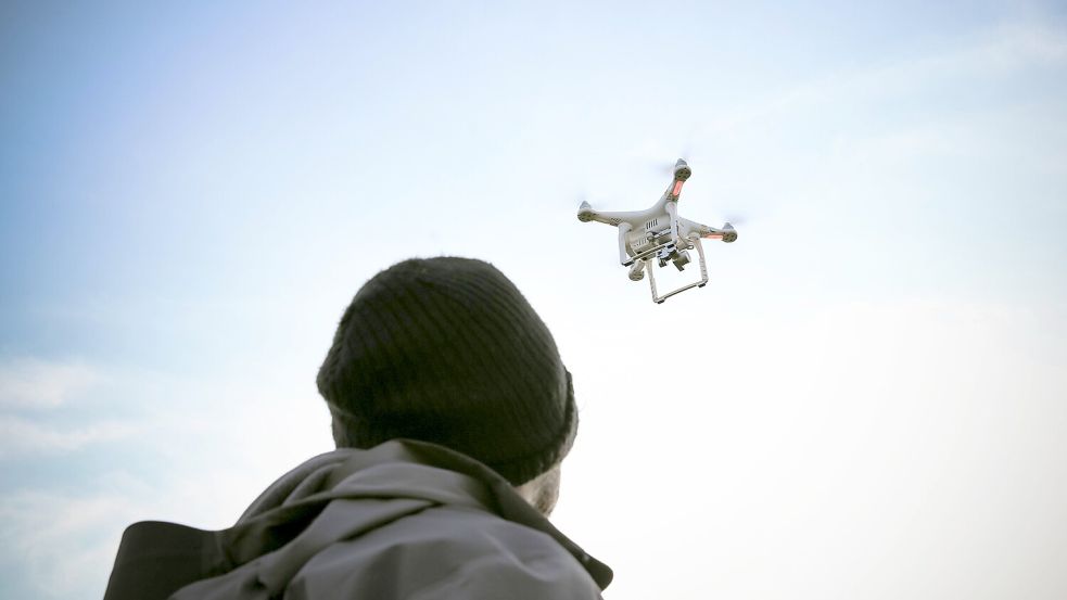 Auch über Osnabrück ein inzwischen bekanntes Bild: Ein Hobbypilot lässt eine Drohne steigen. Foto: IMAGO/Westend61