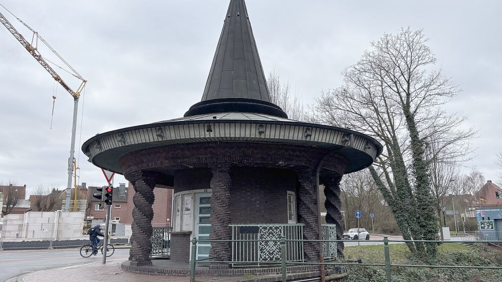 Der Chinesentempel liegt direkt am Emder Stadtgraben. Er wird nun mit finanzieller Unterstützung der Deutschen Stiftung Denkmalschutz saniert. Foto: Stephanie Schuurman/Archiv