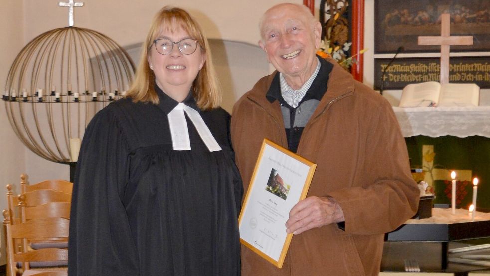 Pastorin Silvia Mustert leitete den Gottesdienst bei der Kronjuwelen-Konfirmation von Anton Frey. Foto: privat