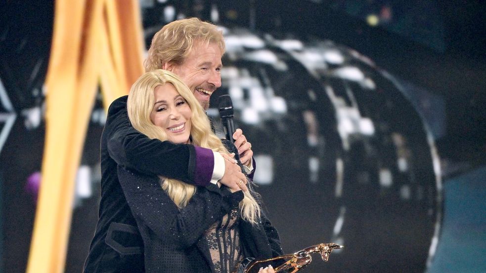Gottschalk (75) umarmte Cher (79) auf der Bühne. Foto: Peter Kneffel