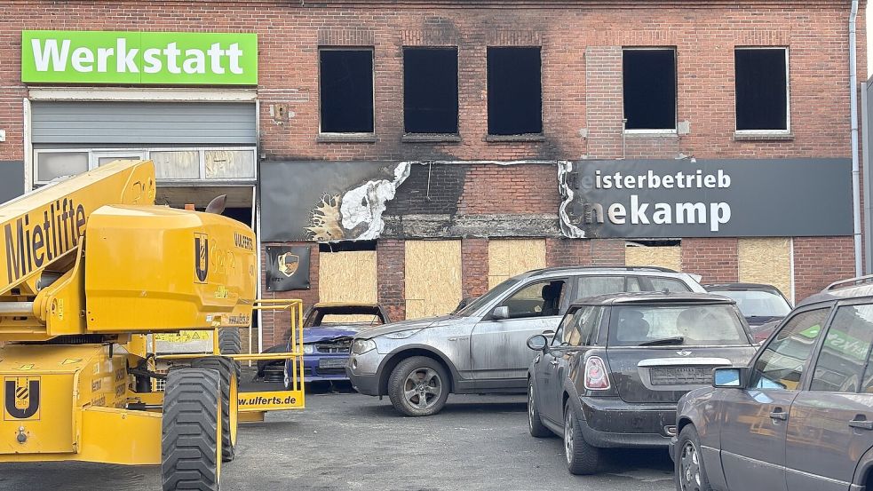 Schauriges Stillleben: Notdürftig ist die Werkstatt abgedichtet. Die verbrannten Autos aus der Halle stehen auf dem Hof. Foto: Stephanie Schuurman
