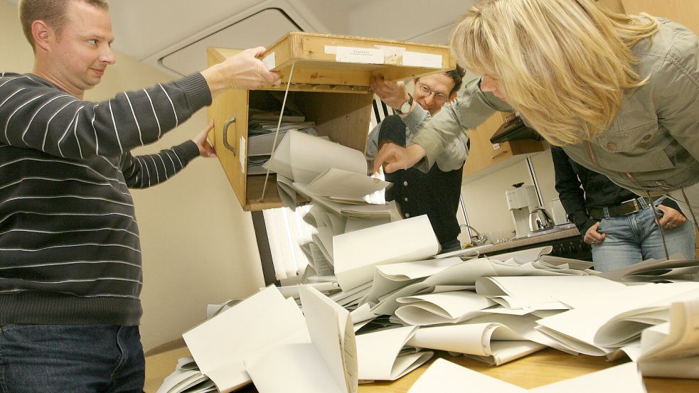 Wahlhelfer zählen Stimmen aus: Demokratie lebt vom Mitmachen. Foto: Klaus Ortgies/Archiv