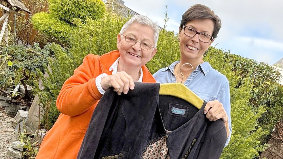 Monika Wagner (rechts) gab ihrer Freundin Brunhilde Ringhoff eine Lederjacke zurück, die Erinnerungen an die schon seit 32 Jahren geschlossene Fehn-Kaserne weckte.