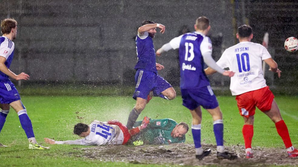 Umkämpft war das Duell zwischen Kickers Emden und Tabellenführer Drochtersen/Assel. Foto: Jens Doden/Emden