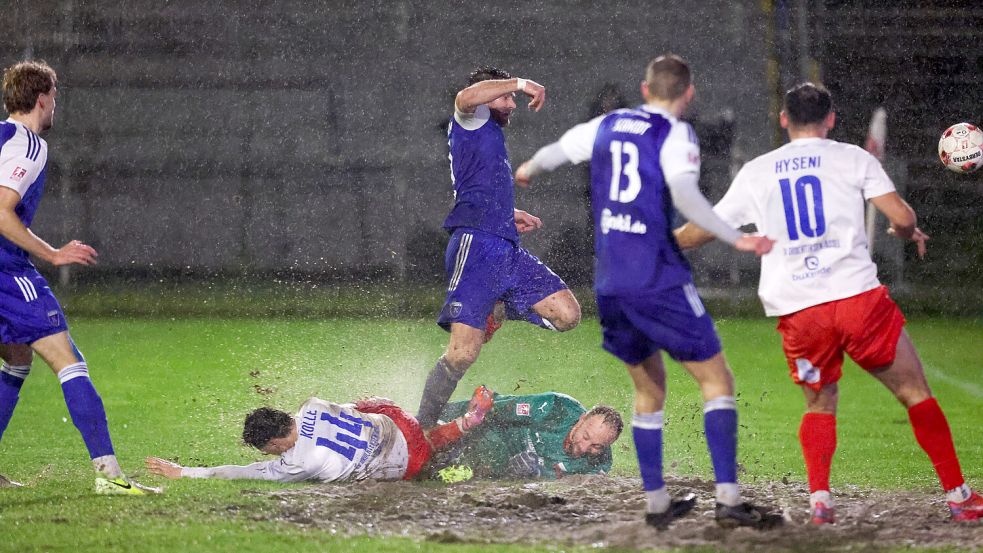 Wirklich matschig war es nur in den Torräumen. Ansonsten rollte der Ball beim Regen-Spektakel passabel übers Spielfeld. Fotos: Doden