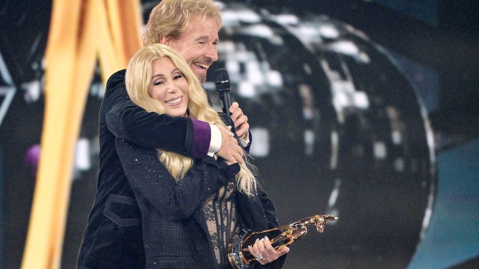 Bei der diesjährigen Bambi-Verleihung hat Thomas Gottschalk keine gute Figur gemacht. Hier umarmt er Cher. Foto: dpa/Peter Kneffel