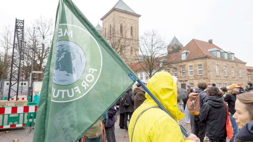 „Vor 10 Jahren war Hoffnung“ – und heute? Vor dem Theater Osnabrück rief die Klimabewegung Fridays for Future zu mehr Klimaschutz auf. Foto: Lukas Weinandy
