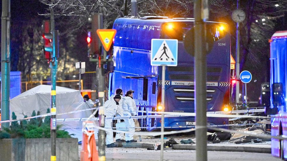 Die Polizei untersucht den verunglückten Bus in Stockholm. Foto: Henrik Montgomery/TT News Agency