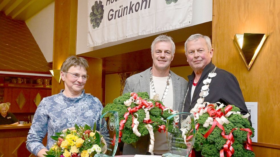 „Hoch lebe der Grünkohl“: Vorgängerin Ulla Middendorf (v. li.) freut sich für die zwei neuen Grünkohlkönige Tom Bartels und Hans Dresmann. Foto: Helmut Kemme