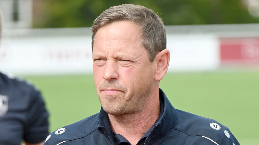 Ralf Backhaus sucht am Samstagnachmittag das Gespräch mit der Vereinsführung. Foto: Steenhoff