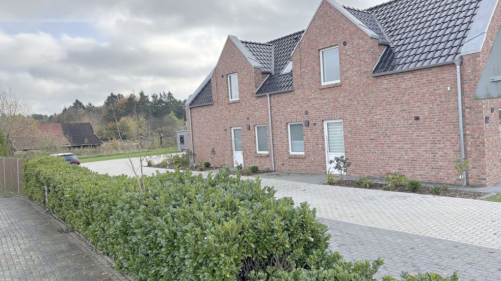 Hinter den neuen Wohnhäusern an der 1. Südwieke 199 sollten weitere Wohnungen entstehen. Daraus wird nun erstmal nichts. Foto: Marion Janßen