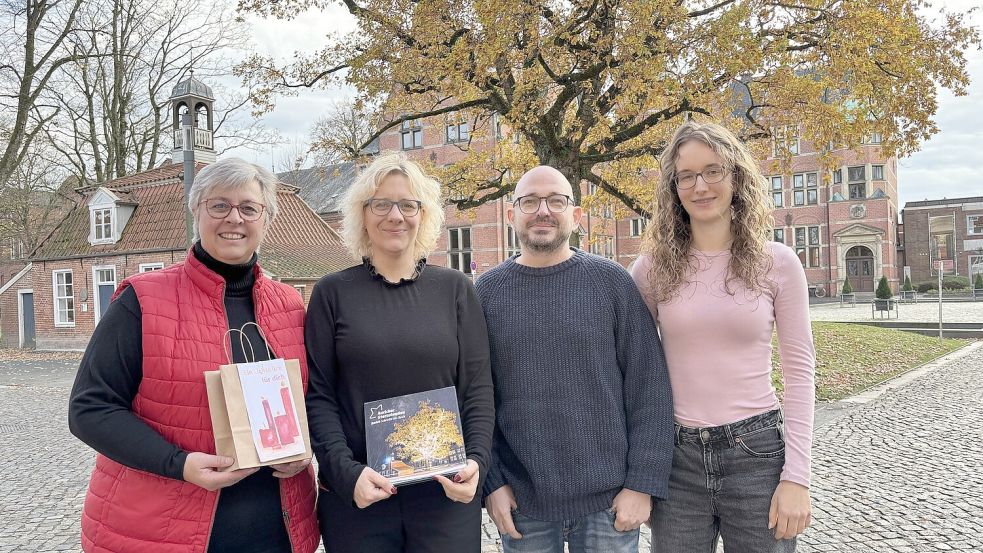 Ein Projekt umgesetzt und das nächste schon im Blick: Die Pastorinnen Silke Kampen und Cathrin Meenken freuen sich zusammen mit Agenturchef Tim Bruns und Marrit Bokma über das Sternstunden-Buch und auf die Lichtblick-Tüten. Foto: Mieke Matthes