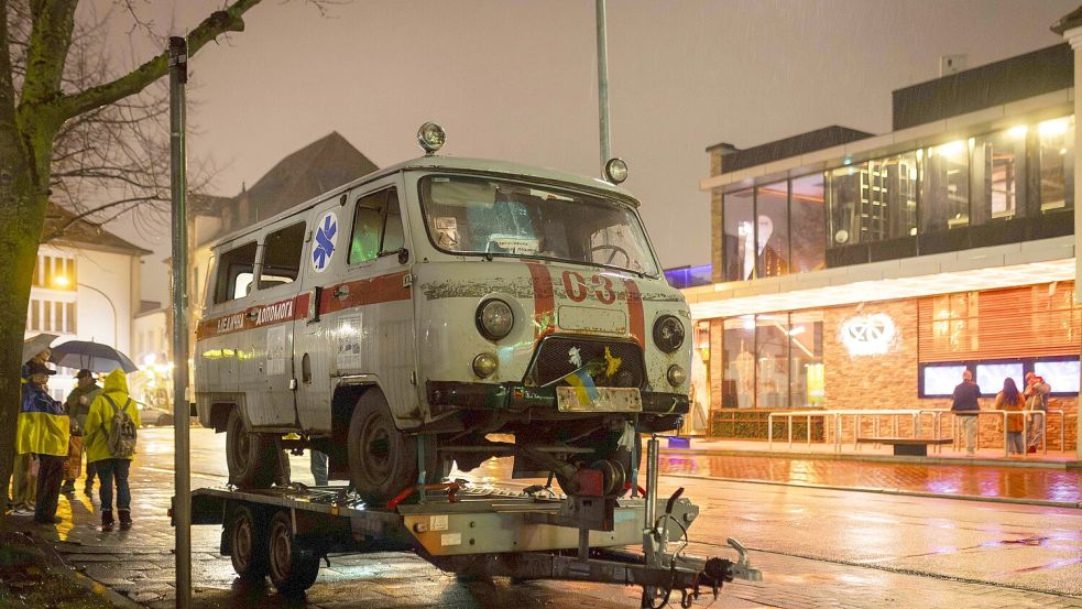 Anti-Party-Protest: Ein zerschossener Krankenwagen aus der Ukraine vor dem Alando Osnabrück. Foto: Swaantje Hehmann