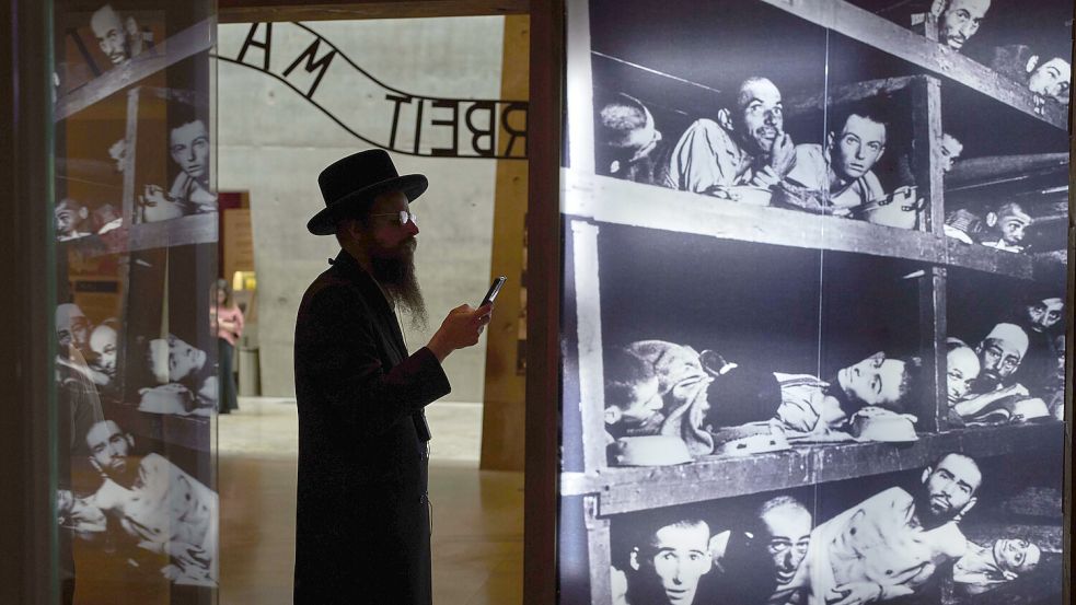 Ein ultra-orthodoxer jüdischer Mann besucht das Holocaust-Gedenkmuseum. Foto: Ohad Zwigenberg/AP/dpa