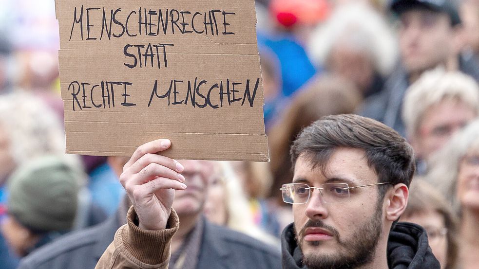 Der Kampf gegen Rechtsextremismus vereint viele Menschen. Aber wo fängt Extremismus eigentlich an? Das ist nicht so einfach zu sagen. Foto: picture alliance/Ardan Fuessman