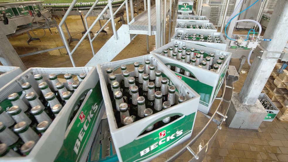 Gegenstand knallharter Preisverhandlungen: Bierkästen, die gerade bestückt wurden, werden in der Abfüllhalle der Beck’s Brauerei (AB Inbev) in Bremen per Fließband transportiert. Foto: Carmen Jaspersen/dpa/Archiv