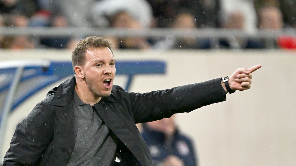 Da geht es lang. Julian Nagelsmann gibt Anweisungen. Foto: Federico Gambarini