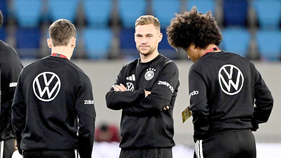 Der verletzte Kapitän Joshua Kimmich steht auf dem Rasen des Stadions in Luxemburg. Foto: Federico Gambarini