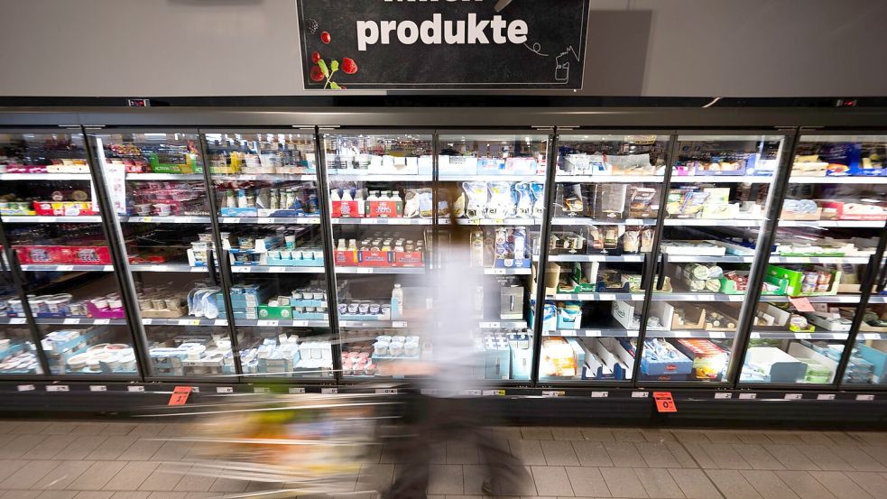 Im Geldbeutel bleibet mehr drin: Butter und Milch sind günstiger zu haben. (Archivbild) Foto: Philip Dulian
