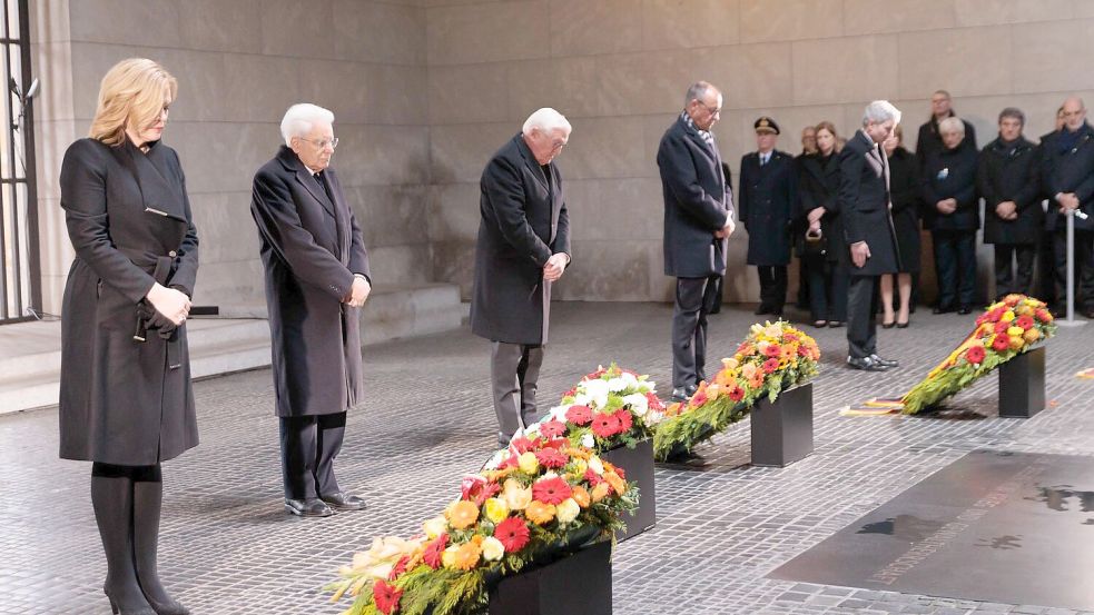 Vor der Gedenkstunde zum Volkstrauertag legen die Spitzen des Staates und Italiens Präsident Mattarella Kränze in der Neuen Wache in Berlin nieder Foto: Carsten Koall/dpa