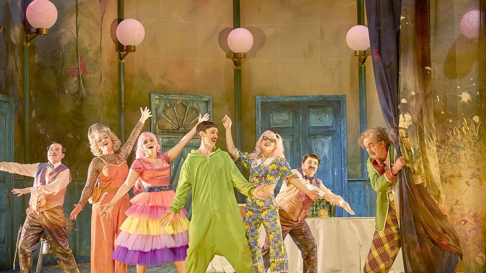 Quirliges Ensemble eines bunten Operettenabends: So bunt geht es beim „Vetter aus Dingsda“ im Osnabrücker Theater am Domhof zu. Foto: Matthias Horn