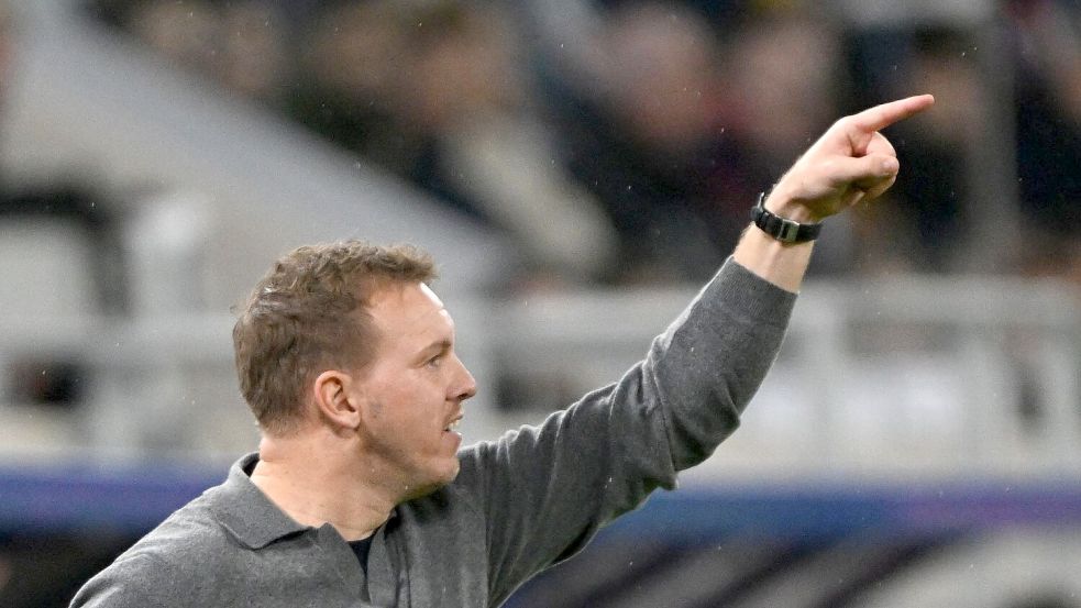 Julian Nagelsmann gibt eine Anweisung an seine Spieler. Foto: Federico Gambarini