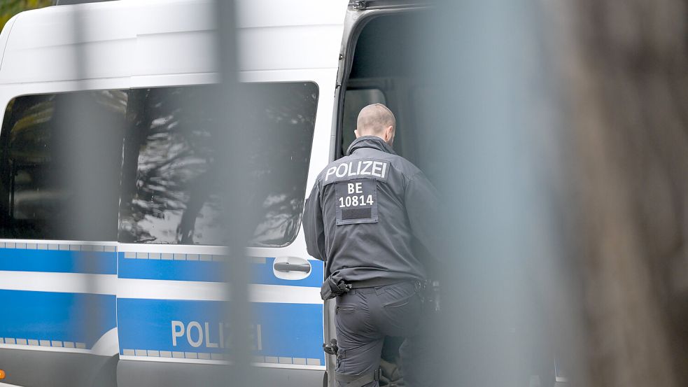 Nach Zurückweisungen an der Grenze soll die deutsche Polizei die betroffenen Personen an abgelegenen Stellen in den Niederlanden absetzen, berichten lokale niederländische Medien. Foto: IMAGO/Fotostand