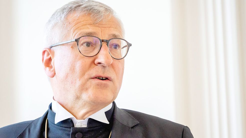 Bernhard Felmberg ist seit 2020 Bischof für die Evangelische Seelsorge in der Bundeswehr. Der 60-Jährige war zuvor Bevollmächtigter der EKD gegenüber Bundesregierung und Bundestag. Bei Spielen von Hertha BSC leitet der Fußballfan Gottesdienste im Berliner Olympiastadion. Foto: Juliane Sonntag