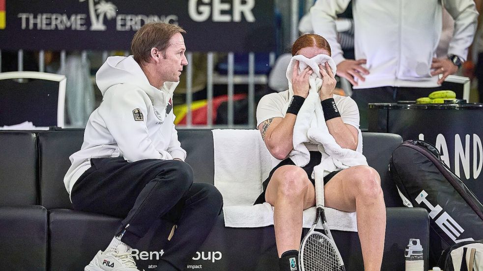 Ella Seidel vergräbt ihr Gesicht hinter einem Handtuch - Teamchef Rainer Schüttler tröstet. Foto: Mathias Schulz