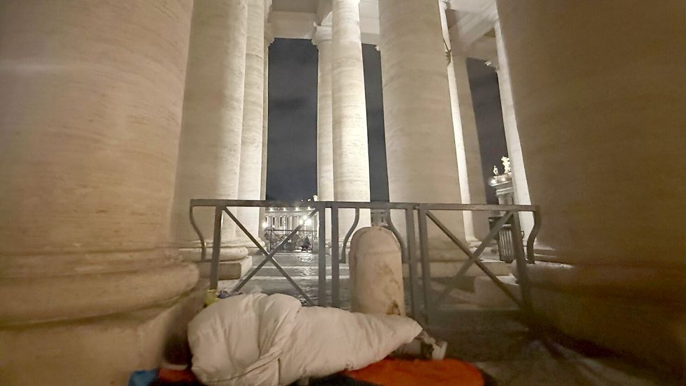 Auch dicke Schlafsäcke reichen jetzt nicht wirklich aus. Foto: Christoph Sator/dpa