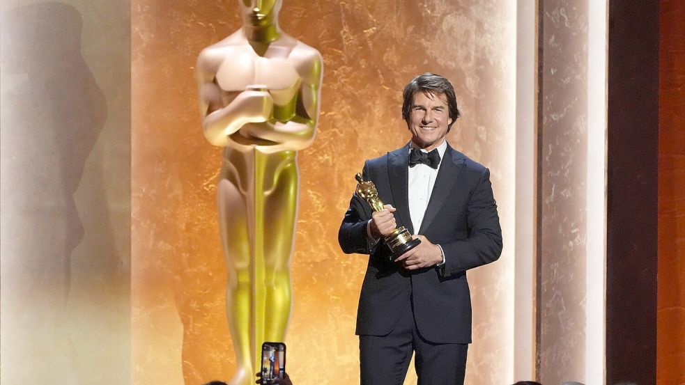 Tom Cruise freut sich über seine erste Oscar-Trophäe. Foto: Chris Pizzello/Invision/dpa