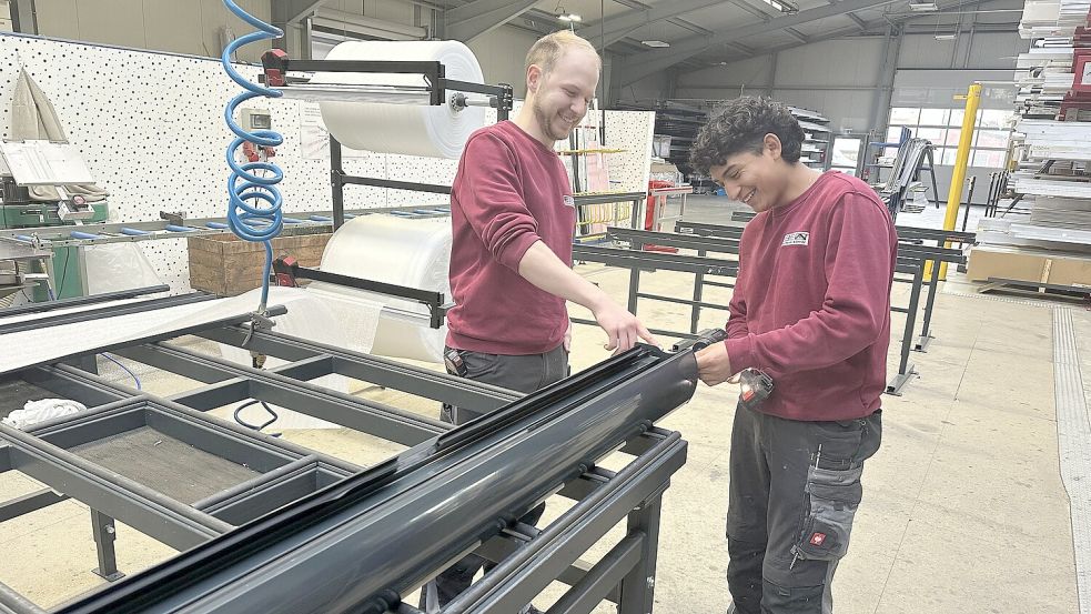 Lukas Schlünder (links), Ausbildungsleiter bei Eschen Bauelemente in Wiesmoor, gibt seinem Kollegen Hugo Ramirez Tipps. Foto: Wachstumsregion Ems-Achse