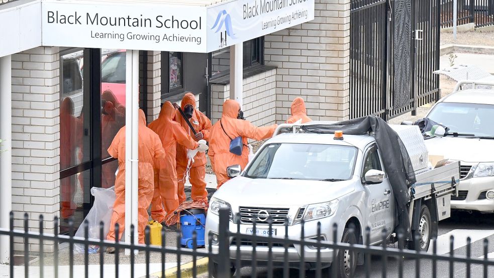 In Schutzanzügen wurden die Schulen gesäubert und der Sand entsorgt. Foto: Lukas Coch