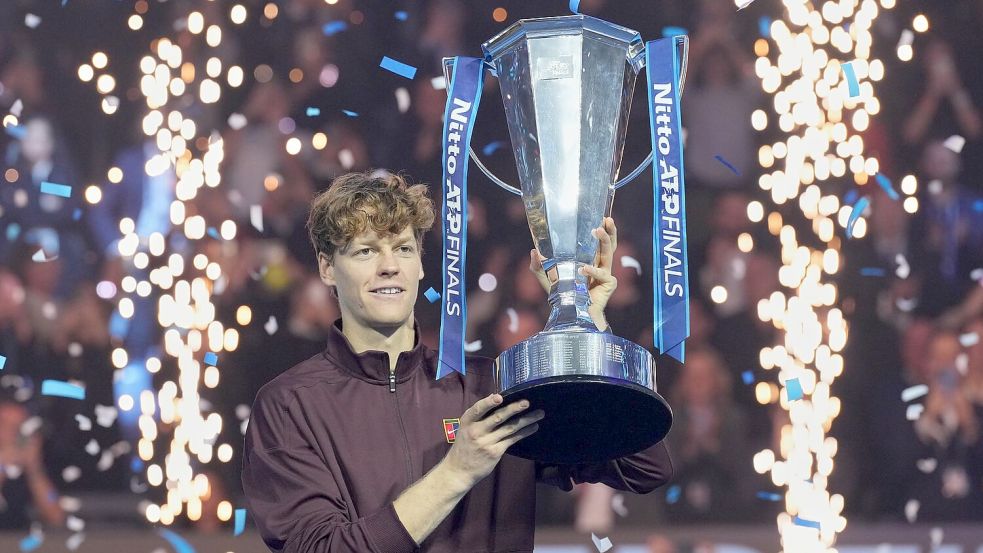 Sinner holt die Trophäe bei den ATP Finals. Foto: Antonio Calanni/AP/dpa