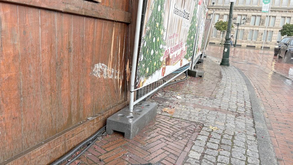 Sichtbare Spuren eines Verkehrsunfalls im Dezember 2024: Hier hatte ein Auto die Weihnachtsbude touchiert. Foto: Mona Hanssen/Archiv