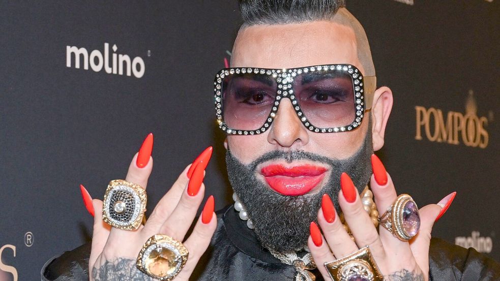 Der im baden-württembergischen Maulbronn geborene Modemacher Glööckler lebte lange in der Pfalz und wohnt heute in Berlin. (Archivbild) Foto: Jens Kalaene