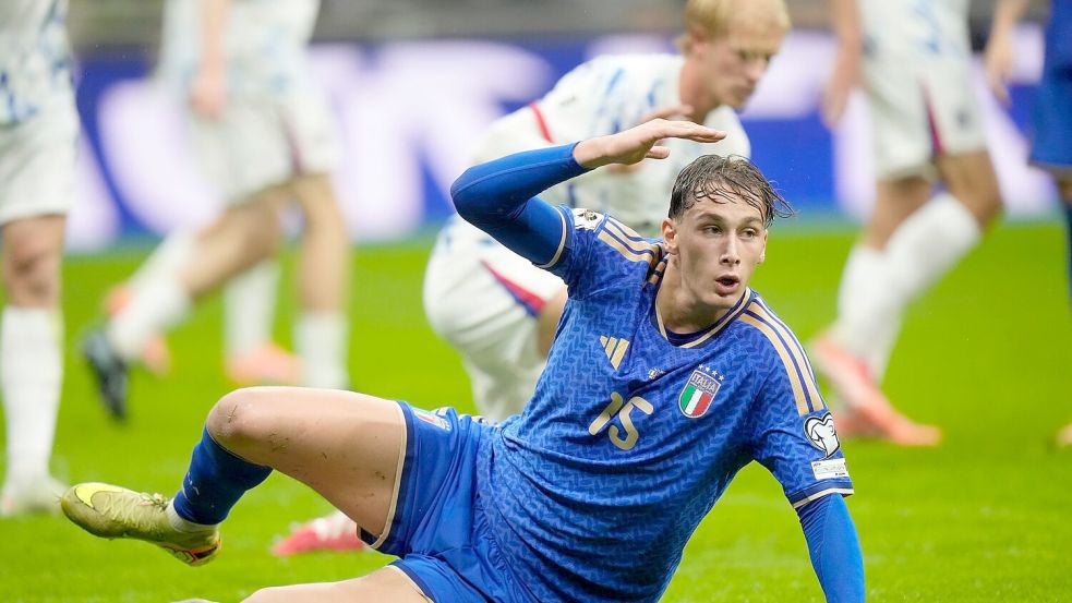 Bloß nicht ausrutschen: Italien mit Torschütze Pio Esposito muss in die Playoffs. Foto: Luca Bruno/AP/dpa